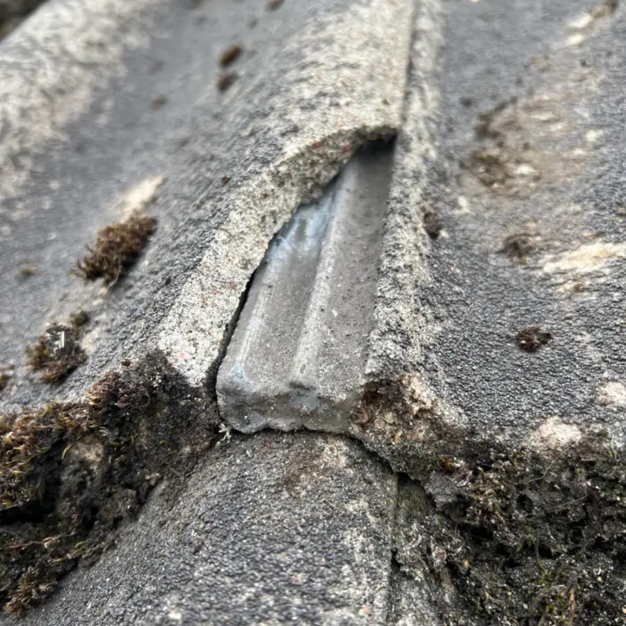 Fremskreden afskalning og materialetab på betontagsten