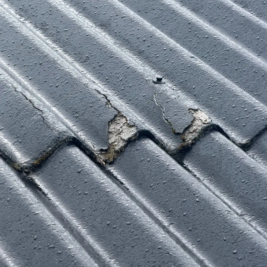 Fremskreden afskalning og materialetab på eternittag